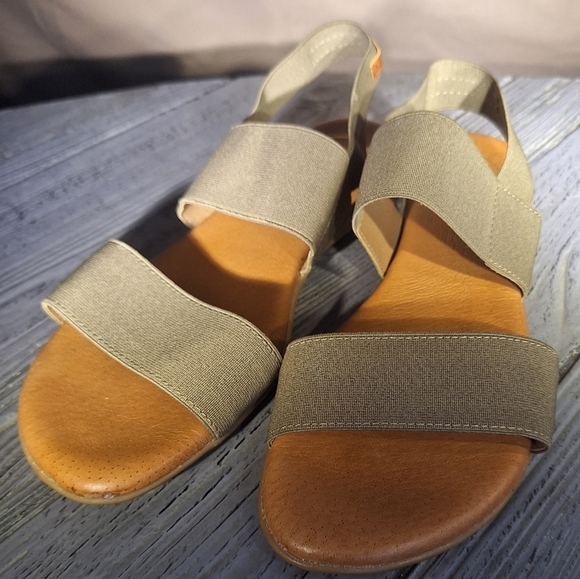 Andre Assous Made In Spain Featherweight Women's Tan Sandals Sz9 - Picture 1 of 10